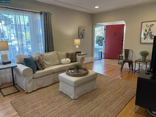 Oakland, CA 94602,4426 Park Blvd
