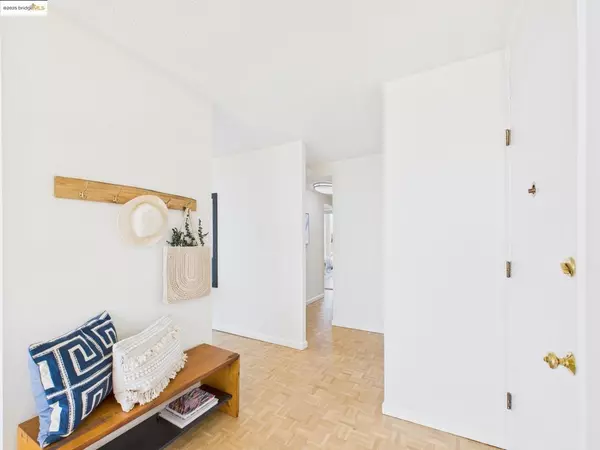 Oakland, CA 94610,320 Lee St #1002