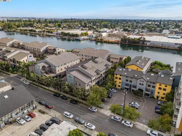 Oakland, CA 94601,303 Bowsman Ct #144