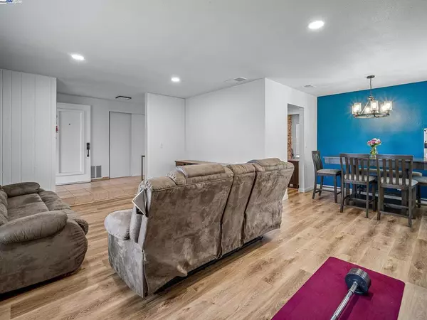 Sacramento, CA 95828,6757 Rancho Adobe Dr