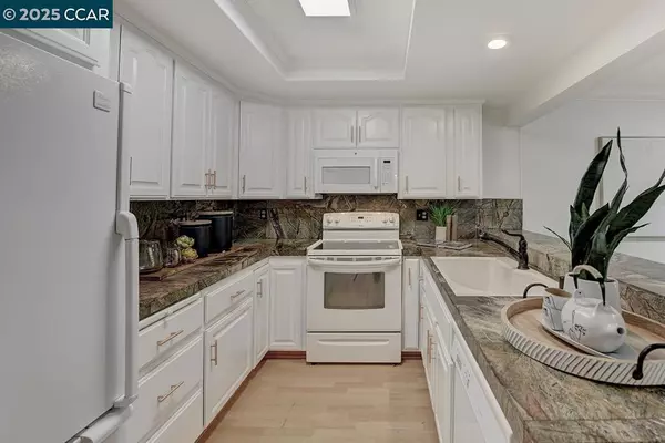 Walnut Creek, CA 94595,2573 Golden Rain Rd #4