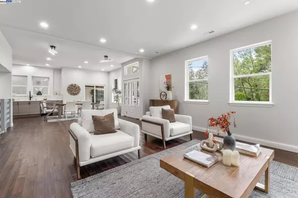 Oakland, CA 94611,6868 Moore Dr