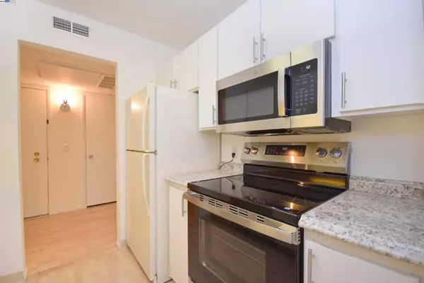 Walnut Creek, CA 94596,320 N Civic Dr #404