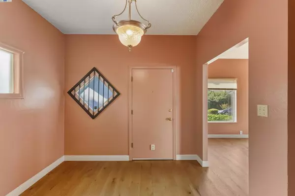 Oakland, CA 94608,874 52Nd St