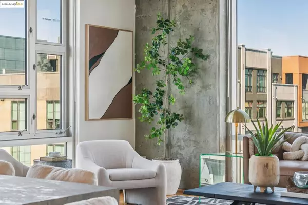 Oakland, CA 94607,311 Oak St. #801