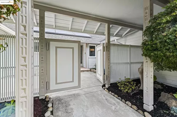 Oakland, CA 94605,8170 Surrey Ln