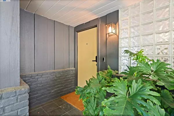 Oakland, CA 94611,6153 Ascot Dr