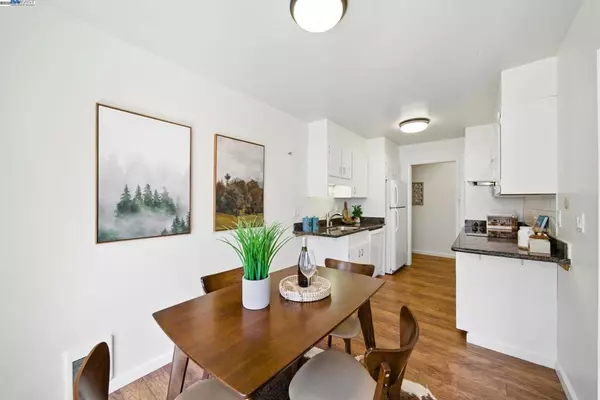 Oakland, CA 94610,398 Adams St #304