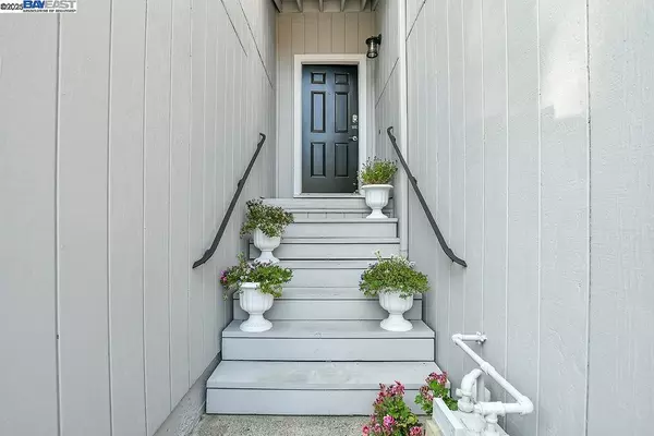 Martinez, CA 94553,235 Via Pinada Ln