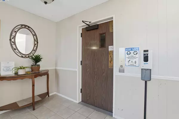 Alameda, CA 94501,2137 Otis Dr #322
