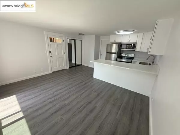 San Diego, CA 92103,4057 Brant St #8