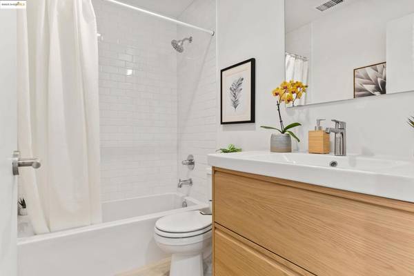 Oakland, CA 94602,1235 Hampel St.