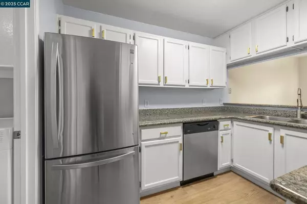 Oakland, CA 94605,560 Canyon Oaks #H