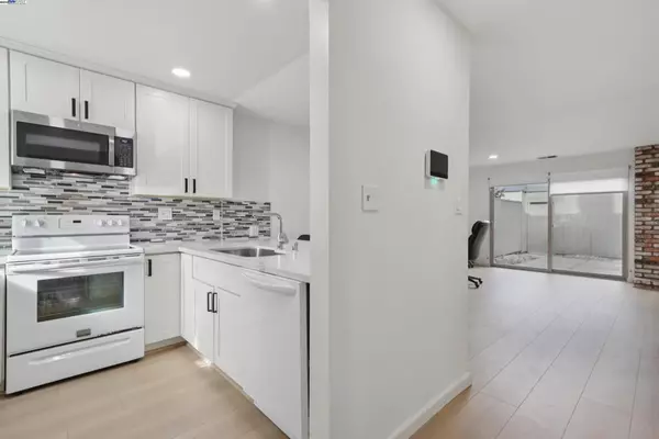 Alameda, CA 94502,3523 Oleander Ave