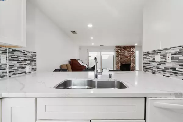 Alameda, CA 94502,3523 Oleander Ave