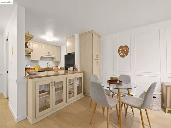 Alameda, CA 94501,1321 Webster St #D212