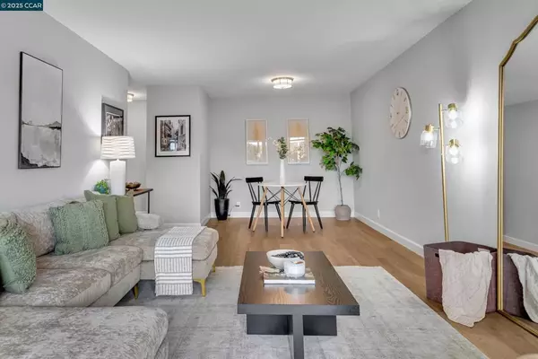 Alameda, CA 94501,2137 Otis Dr #111