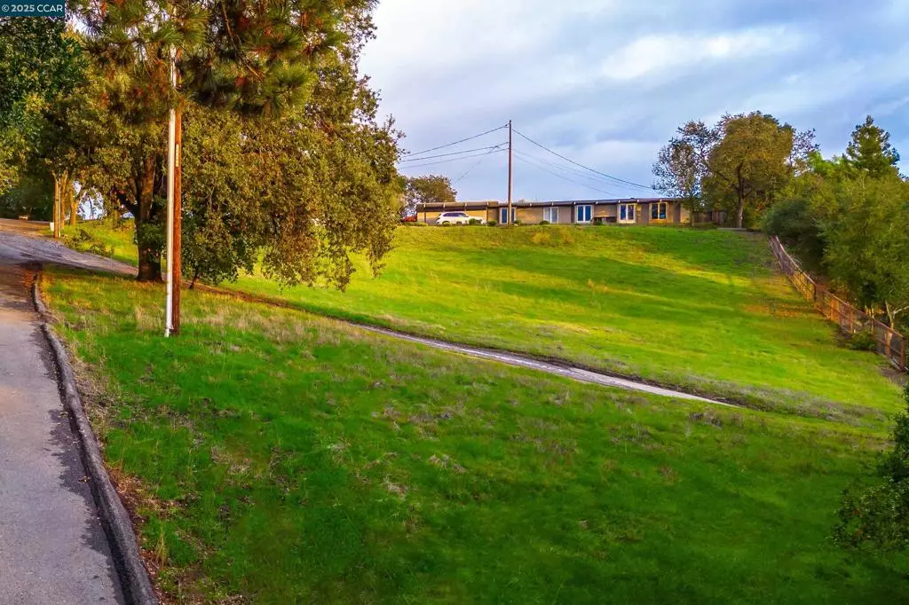 Lafayette, CA 94549,8 Gable Lane