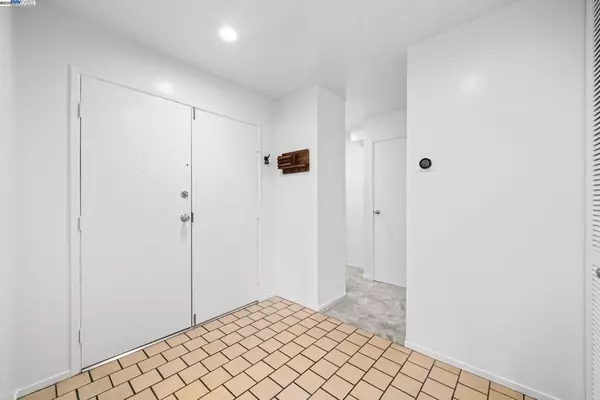 Oakland, CA 94610,695 Mariposa Ave