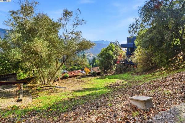 Berkeley, CA 94705,7042 Westmoorland Drive