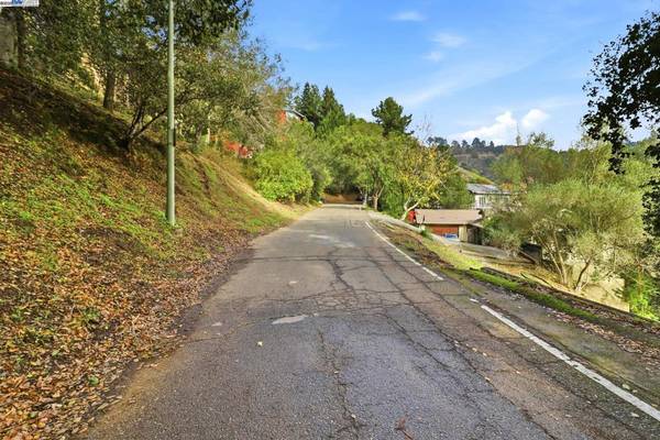 Berkeley, CA 94705,7042 Westmoorland Drive