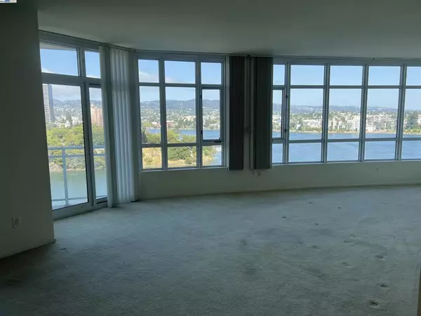 Oakland, CA 94612,1 Lakeside Dr #821