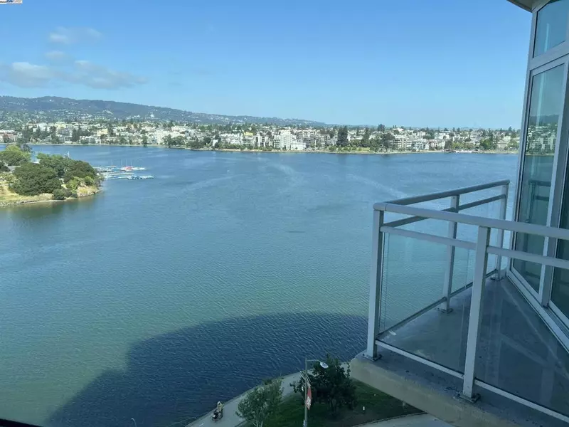 1 Lakeside Dr #821, Oakland, CA 94612