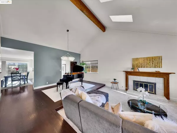 San Mateo, CA 94403,224 Woodbridge Cir