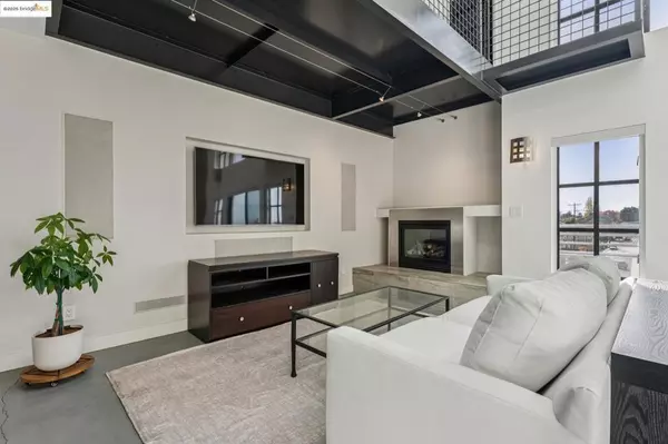 Oakland, CA 94607,850 W Grand Ave #17