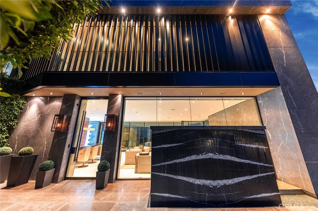 Los Angeles, CA 90069,9199 Thrasher AVE