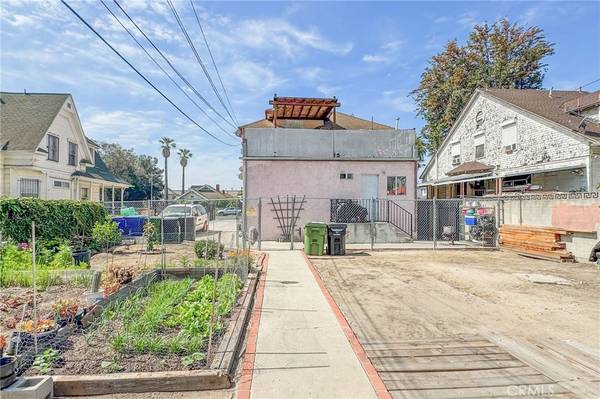 Los Angeles, CA 90011,927 E 28th ST