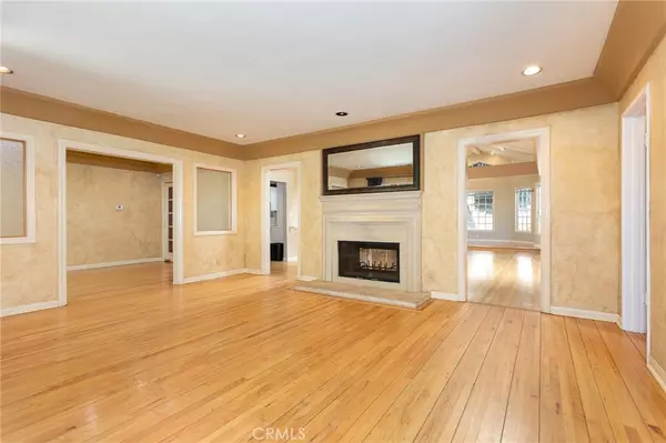 Granada Hills, CA 91344,10915 White Oak AVE