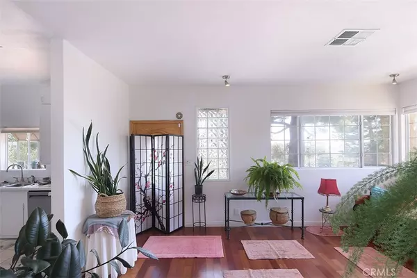 La Crescenta, CA 91214,3953 Santa Carlotta