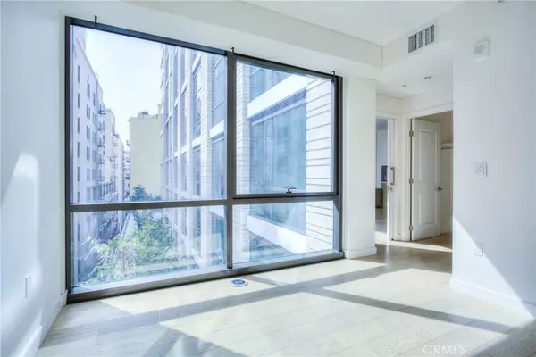 Los Angeles, CA 90013,400 S Broadway #928