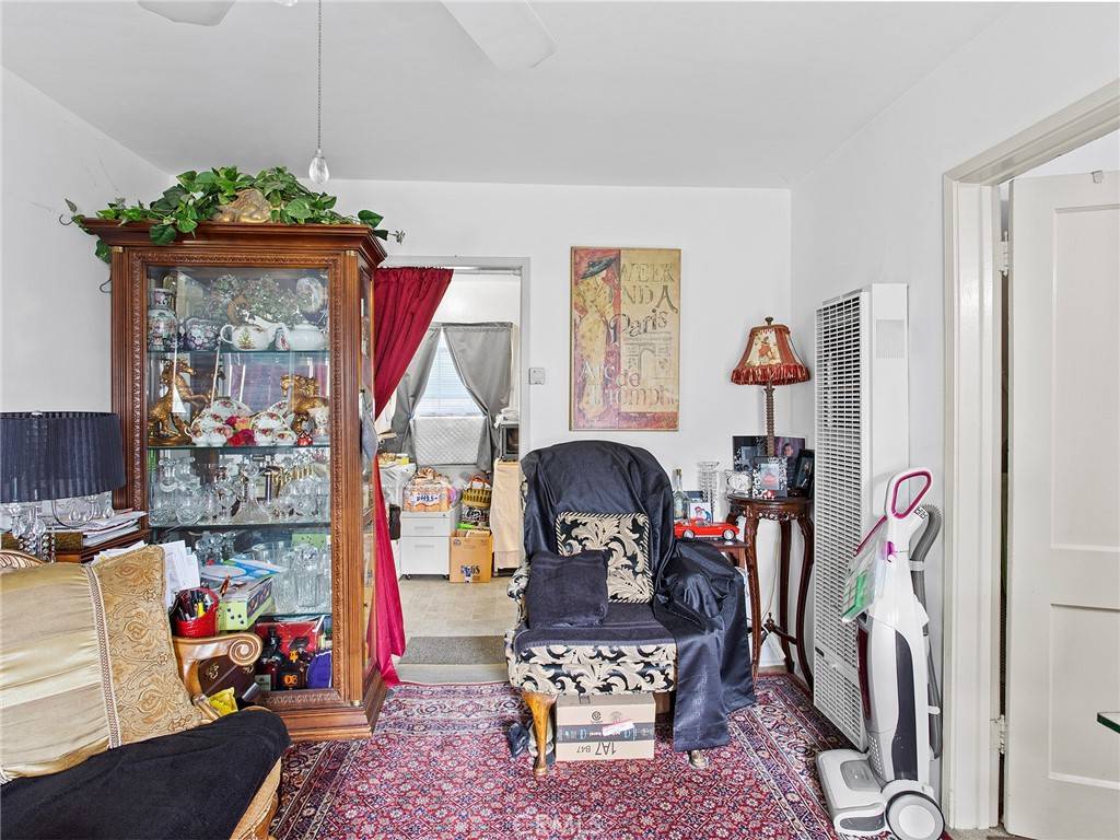 Burbank, CA 91505,1689 N Hollywood WAY