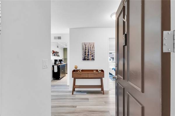 North Hollywood, CA 91606,6716 Clybourn AVE #235