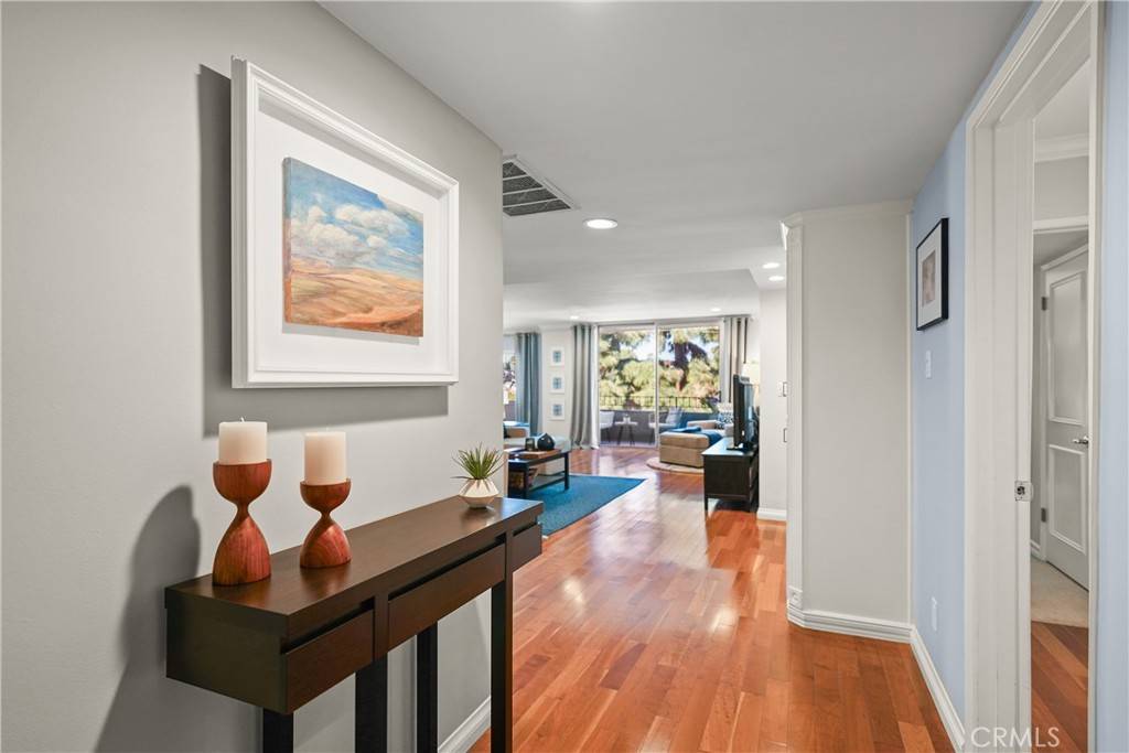 Encino, CA 91436,16012 Moorpark ST #301A
