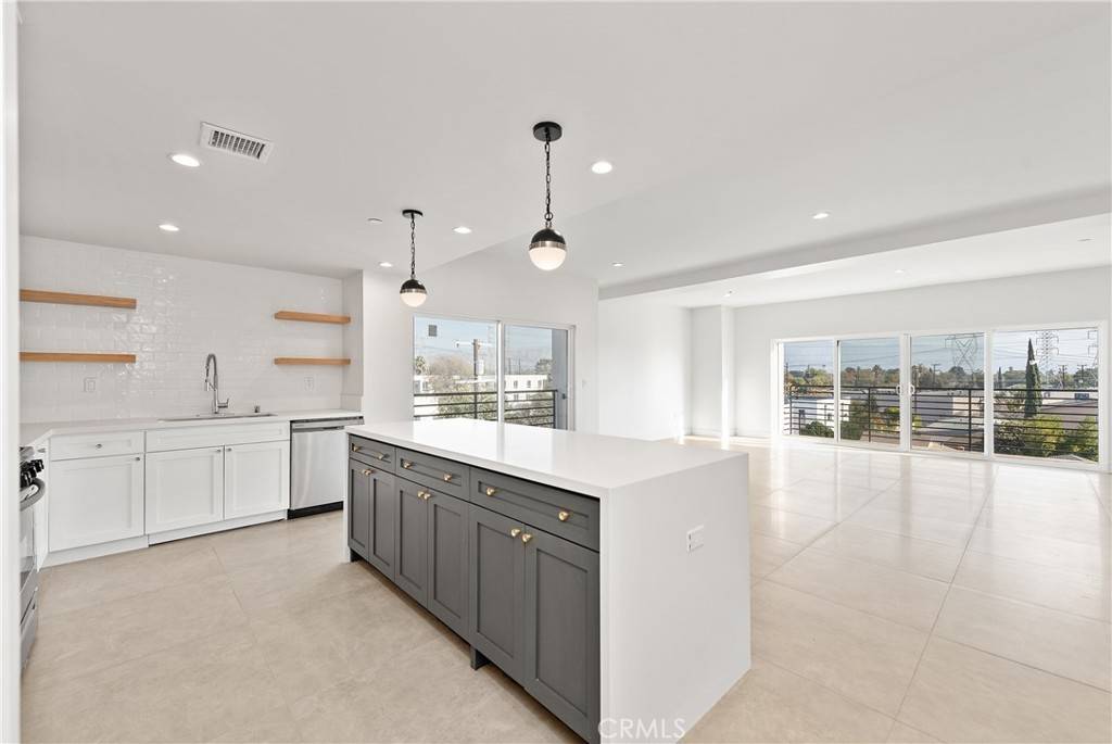 North Hollywood, CA 91606,6025 Craner AVE #401