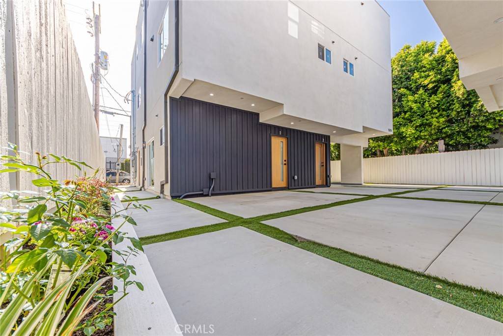 Valley Village, CA 91607,5251 Agnes AVE #2