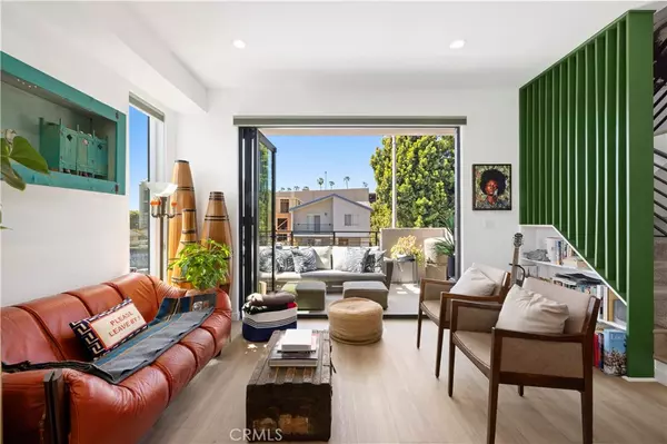 Los Angeles, CA 90038,922 N Ridgewood Pl