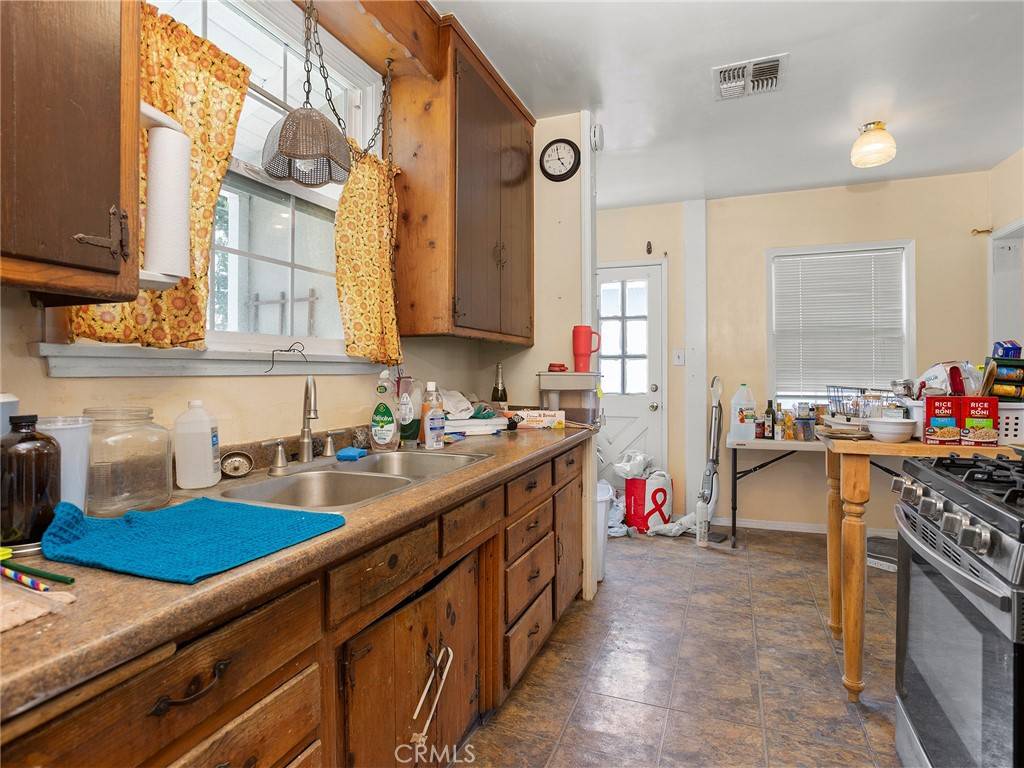 San Fernando, CA 91345,10029 Noble AVE