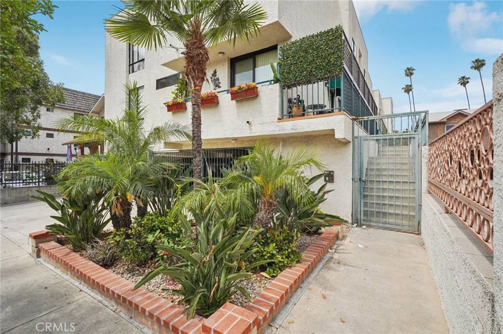 Los Angeles, CA 90027,1605 Winona BLVD #102