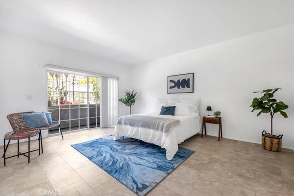 Los Angeles, CA 90068,3284 Barham BLVD #201