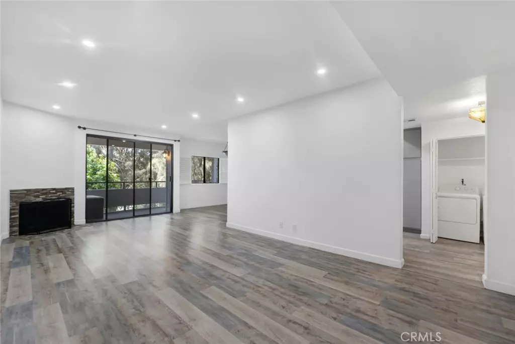 Sherman Oaks, CA 91423,13331 Moorpark ST #206