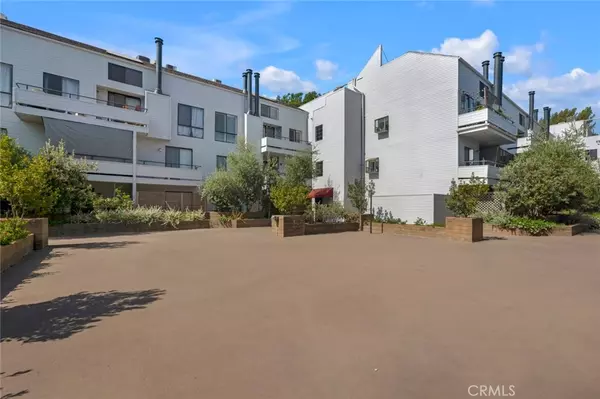 Sherman Oaks, CA 91423,13331 Moorpark ST #206