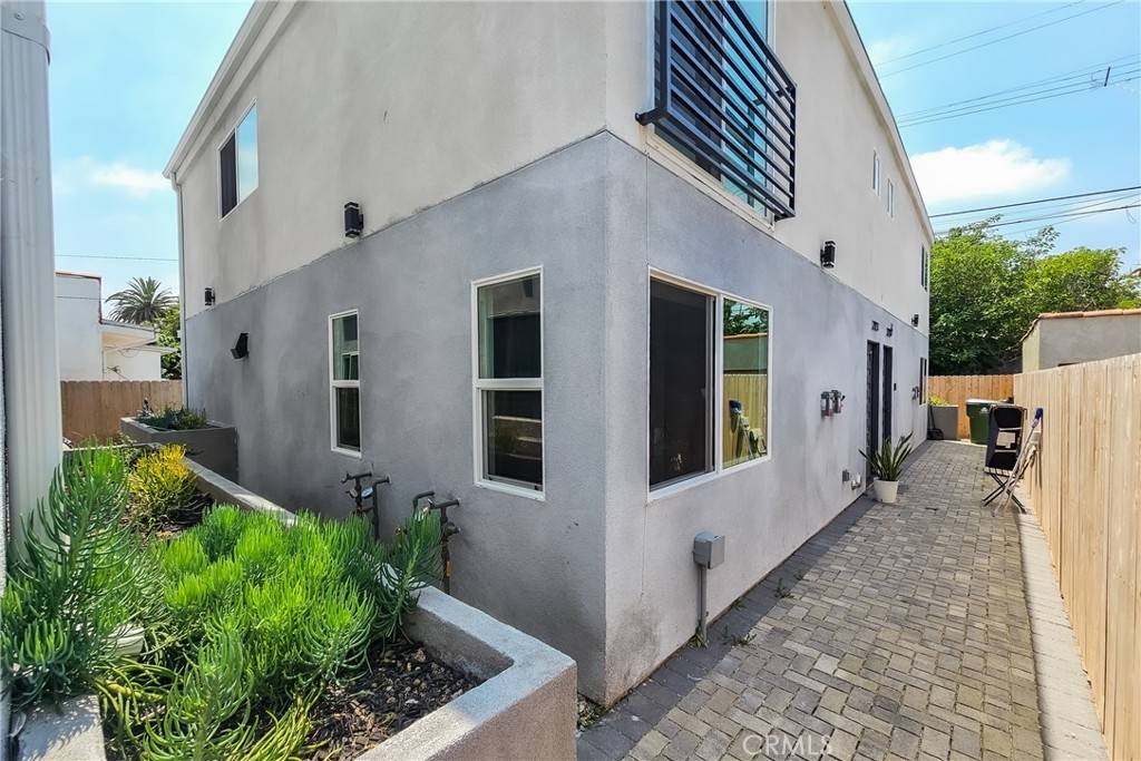 Los Angeles, CA 90016,2223 S Highland AVE