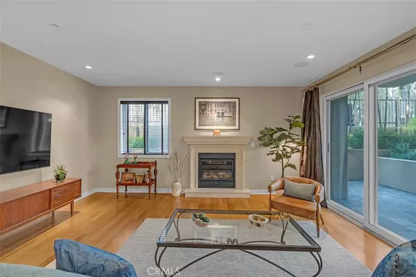 Los Angeles, CA 90048,305 Arnaz DR #103