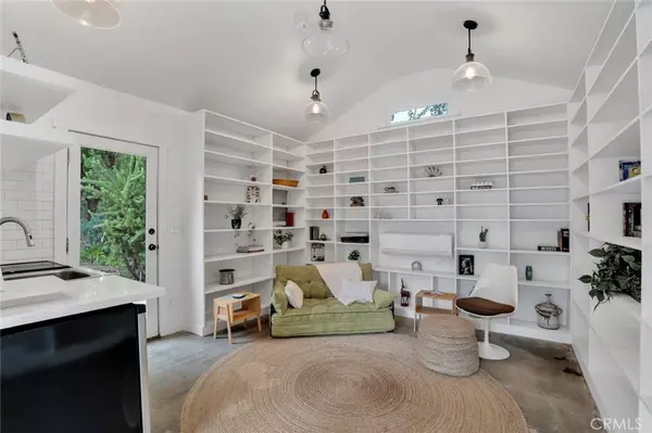 Los Angeles, CA 90016,2102 Hillcrest DR