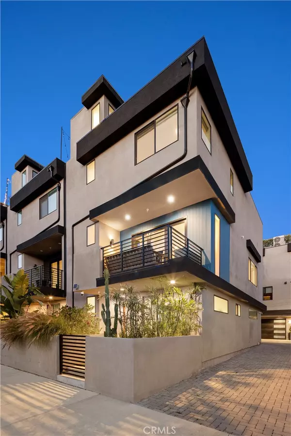 Los Angeles, CA 90038,922 N Ridgewood Pl