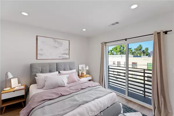 Los Angeles, CA 90006,1726 Menlo AVE